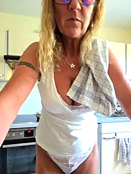 HotWifeLyn68 online show from July 21, 2026, 1:57 pm