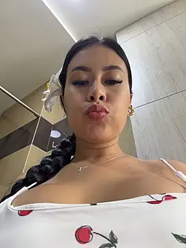 CrisMarulanda online show from July 24, 2026, 4:27 pm