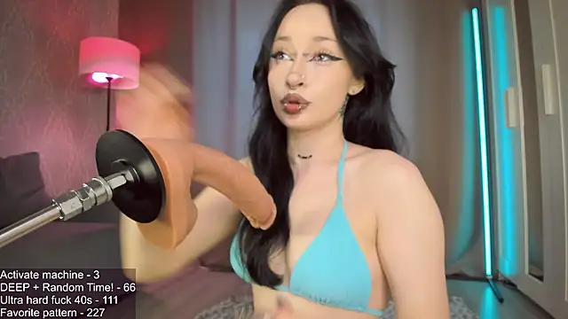 Juicy Vikki online show from June 22, 2026, 12:24 pm