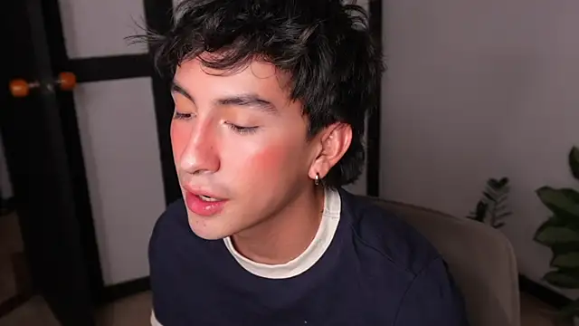 sweettaaron01 online show from June 13, 2026, 11:35 pm