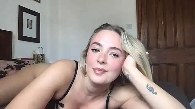 rosiegirl33 online show from May 26, 2026, 2:24 pm