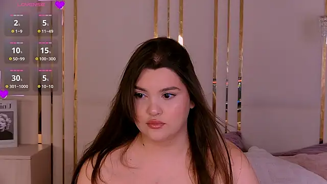 Snapshot of EmilyHyde chatting on July 7, 2026, 8:35 pm EmilyHyde online show from July 7, 2026, 8:35 pm
