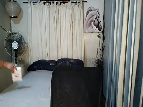 holly bitch online show from July 10, 2026, 12:37 am