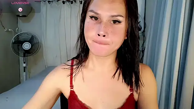 holly bitch online show from July 18, 2026, 1:10 am