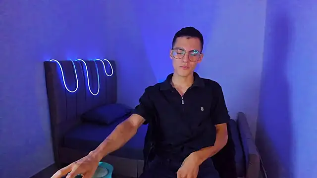 Matiius18 online show from July 24, 2026, 3:54 pm