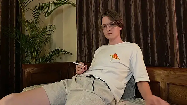 KellyTwink online show from June 26, 2026, 6:01 pm