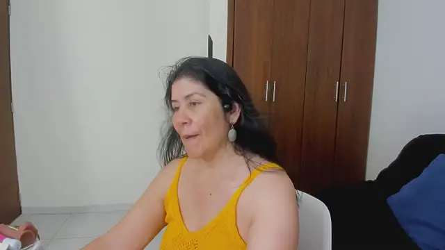 kiraGeiner online show from June 24, 2026, 1:04 am