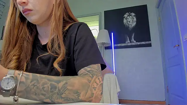 Reina Cummings online show from July 6, 2026, 4:31 am
