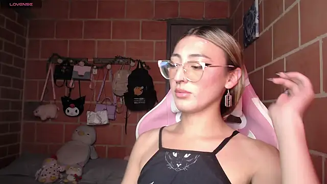 Andrea camilaaa online show from May 26, 2026, 4:14 pm