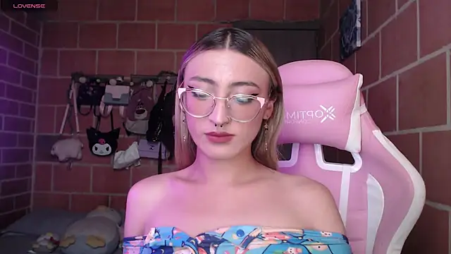Andrea camilaaa online show from June 9, 2026, 3:23 pm