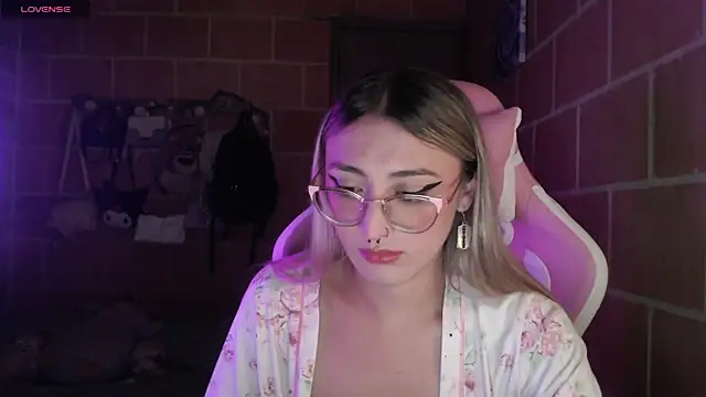 Andrea camilaaa online show from July 18, 2026, 5:22 am
