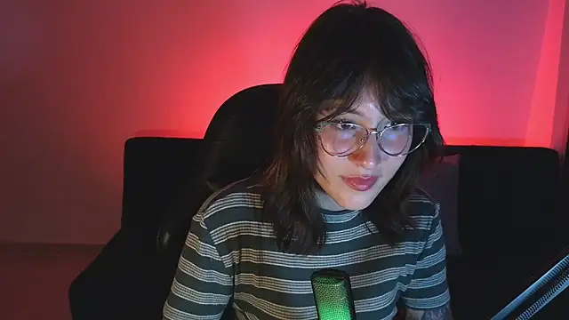 Yulienneg online show from June 26, 2026, 1:43 am
