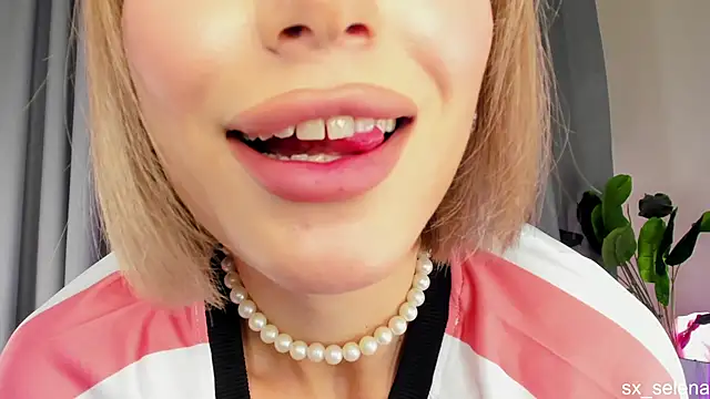 Ice Strawberry online show from June 21, 2026, 2:14 am