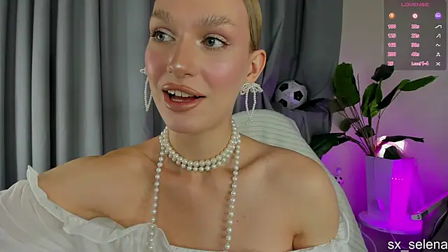 Ice Strawberry online show from July 5, 2026, 3:02 am
