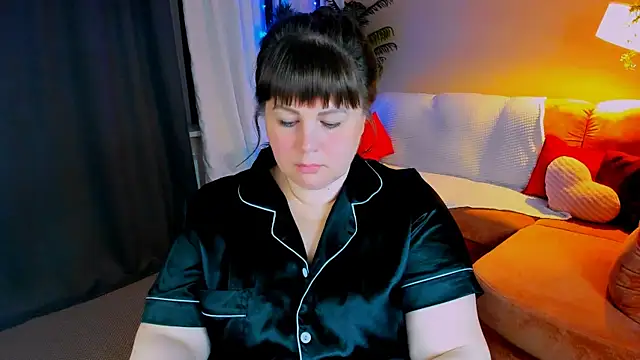 CrystaalStaar online show from May 10, 2026, 6:24 pm