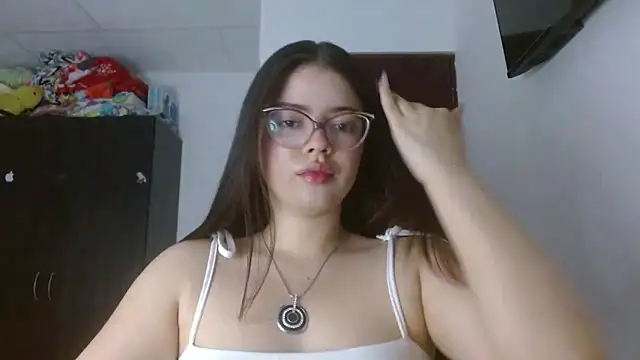 Snapshot of Valentina2390 chatting on May 5, 2026, 1:35 am Valentina2390 online show from May 5, 2026, 1:35 am