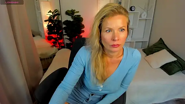 Julia Giulia online show from June 18, 2026, 6:56 pm