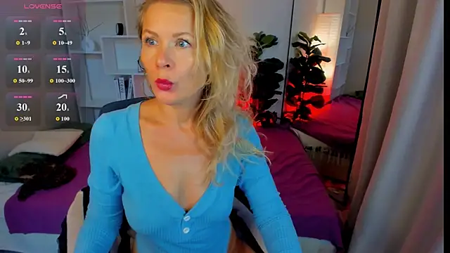 Julia Giulia online show from June 25, 2026, 6:23 pm