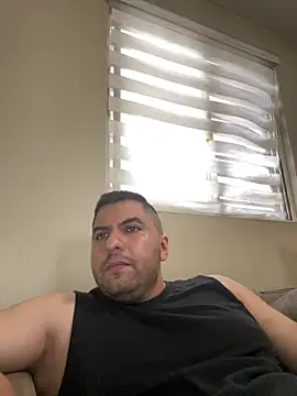 raulgzz4 online show from May 26, 2026, 4:14 pm