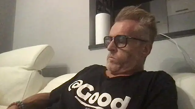 Axl hot online show from July 15, 2026, 8:25 pm