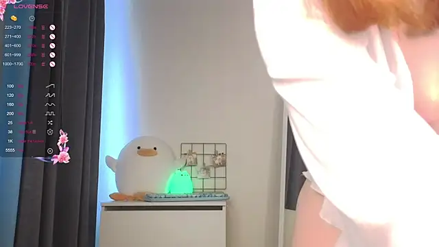 roxydolll online show from June 17, 2026, 2:03 am