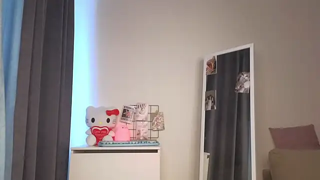roxydolll online show from June 22, 2026, 2:02 am