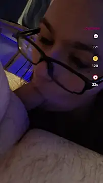 queenpeaches121 online show from April 1, 2026, 11:24 pm