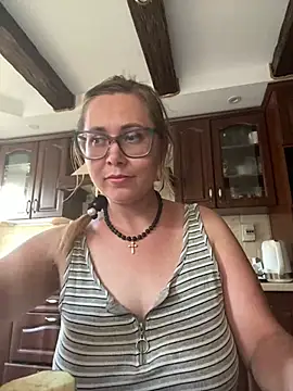 Crystal00Girl online show from August 2, 2026, 3:54 pm