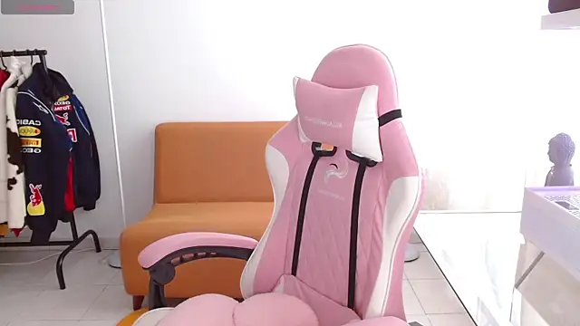 madissooon   online show from July 4, 2026, 6:25 pm