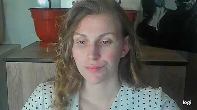 JuliaMuuun online show from May 18, 2026, 9:31 pm