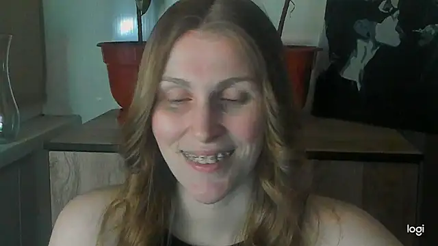 JuliaMuuun online show from May 27, 2026, 7:11 pm