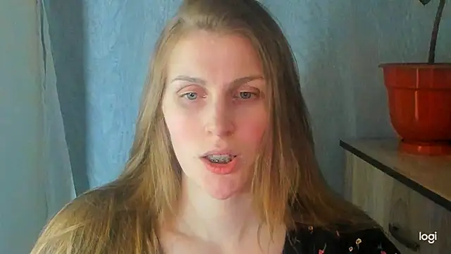 JuliaMuuun online show from May 30, 2026, 7:44 pm