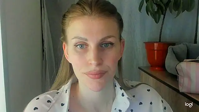 JuliaMuuun online show from June 6, 2026, 8:57 pm