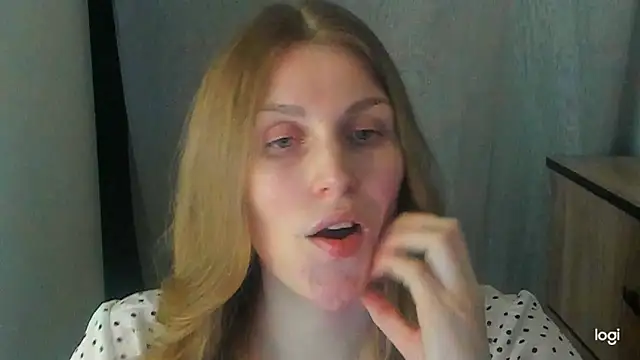 JuliaMuuun online show from June 9, 2026, 8:42 pm