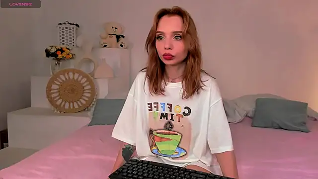 Snapshot of Little_Clare chatting on July 24, 2026, 9:07 am Little Clare online show from July 24, 2026, 9:07 am