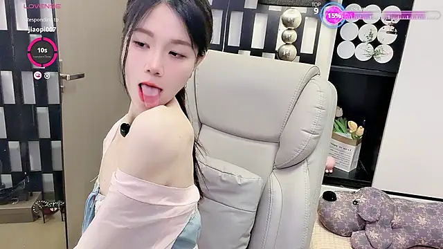 Snapshot of Yueyue-MM chatting on June 19, 2026, 2:05 am Yueyue-MM online show from June 19, 2026, 2:05 am