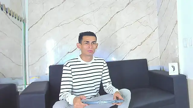 Snapshot of Golldens_Dreamss chatting on October 6, 2025, 7:44 pm Golldens Dreamss online show from October 6, 2025, 7:44 pm