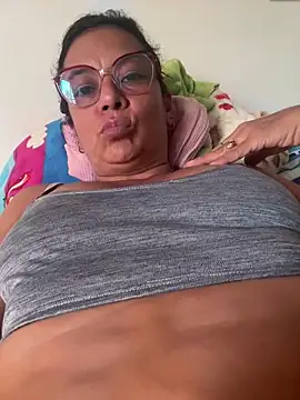 Snapshot of YadiraOrozco chatting on April 19, 2026, 8:33 pm YadiraOrozco online show from April 19, 2026, 8:33 pm