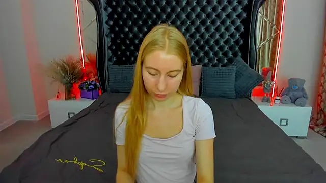 Alina Blonde online show from July 4, 2026, 5:35 am
