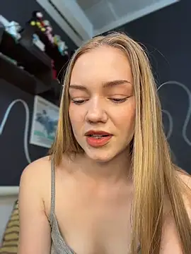 MilaMoone online show from June 12, 2026, 11:20 am