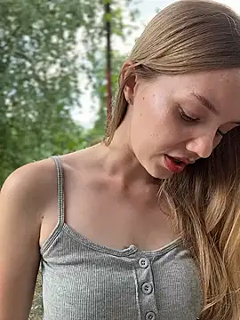MilaMoone online show from July 24, 2026, 11:41 am