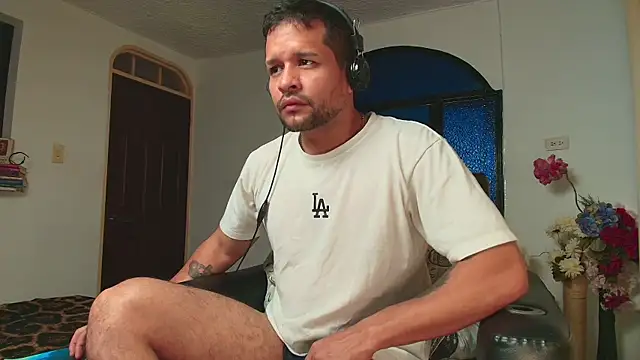 LucasGaeel online show from July 6, 2026, 3:03 pm