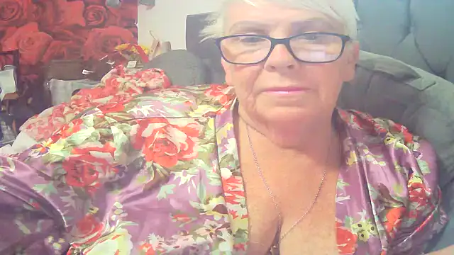 Playful MILF Demi online show from July 17, 2026, 8:10 am