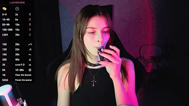 kitti sweett online show from June 20, 2026, 8:00 pm