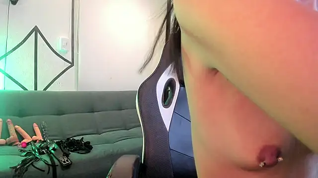 DerryAndIzzy online show from July 24, 2026, 11:58 pm