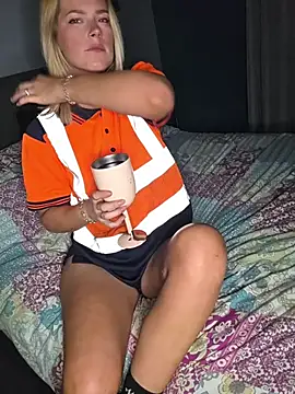 Couple19951 online show from July 27, 2026, 10:39 pm