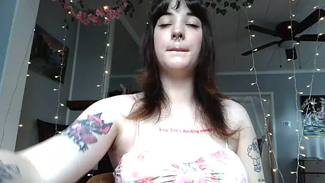 Trickylucy555 online show from June 18, 2026, 6:23 pm