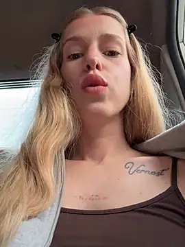 kira mia online show from July 25, 2026, 4:04 pm