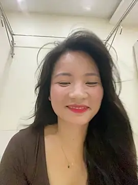 Bee Yellow00 online show from July 17, 2026, 5:14 am