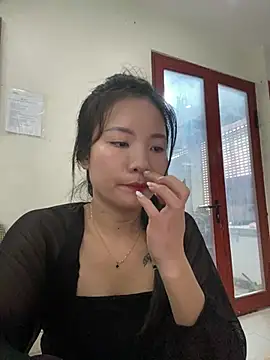 Bee Yellow00 online show from July 20, 2026, 4:27 am